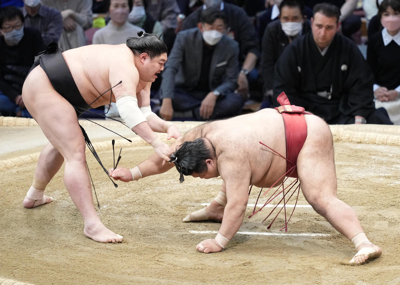 大相撲九州場所千秋楽　優勝決定ともえ戦で高安（右）を破る阿炎（2022年11月27日撮影）