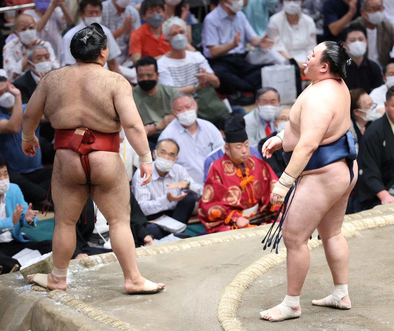大相撲秋場所　千秋楽　高安（左）を押し出しで破り幕内優勝を決め、土俵上で舌を出す玉鷲（2022年9月25日撮影）