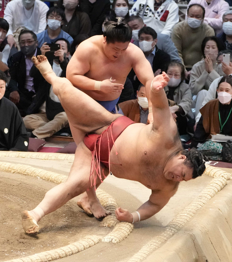 大相撲春場所　千秋楽　優勝決定戦で若隆景は高安を上手出し投げで破る（2022年3月27日撮影）