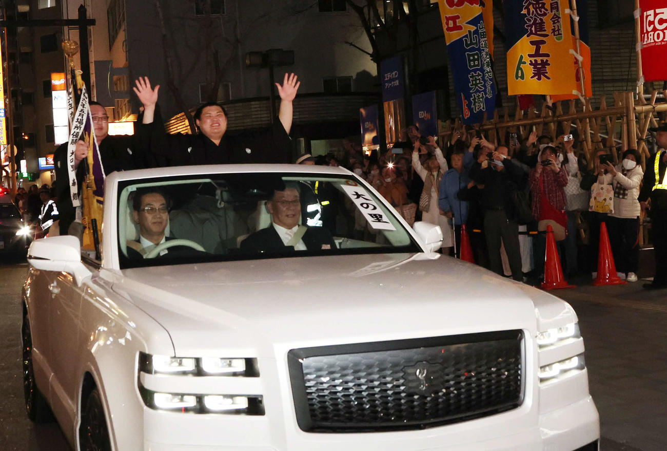 優勝した大の里は笑顔のバンザイでファンの声援に応える。左は同部屋の白熊（撮影・西尾就之）