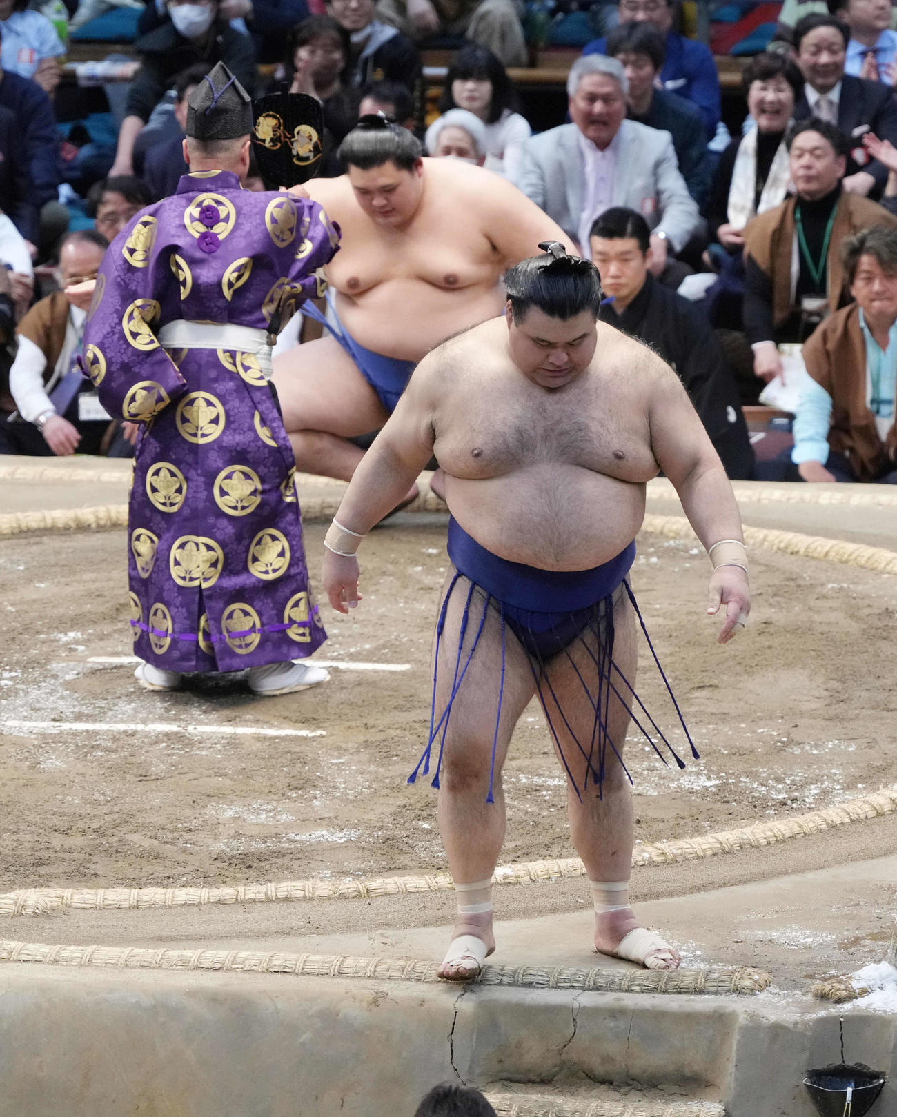 優勝決定戦で大の里（奥）に送り出しで敗れ土俵を降りる高安（撮影・小沢裕）