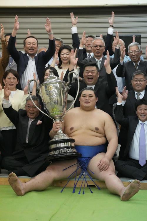 大関大の里、師匠の元横綱稀勢の里超えの3度目V 高安との優勝決定戦