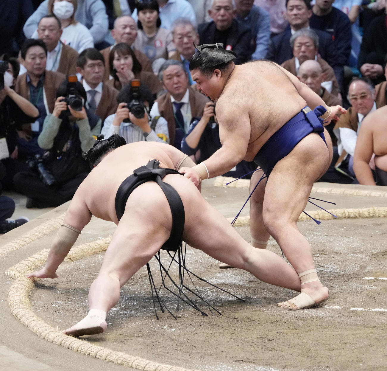 高安は阿炎（左）を上手投げ出しで破る（撮影・小沢裕）