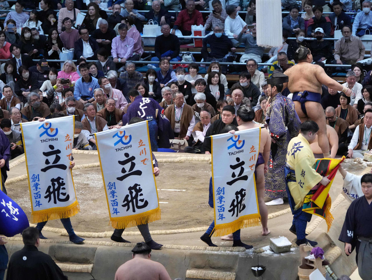 高安（右奥）と美ノ海の一番で懸けられた「立川立飛」の懸賞幕（撮影・小沢裕）
