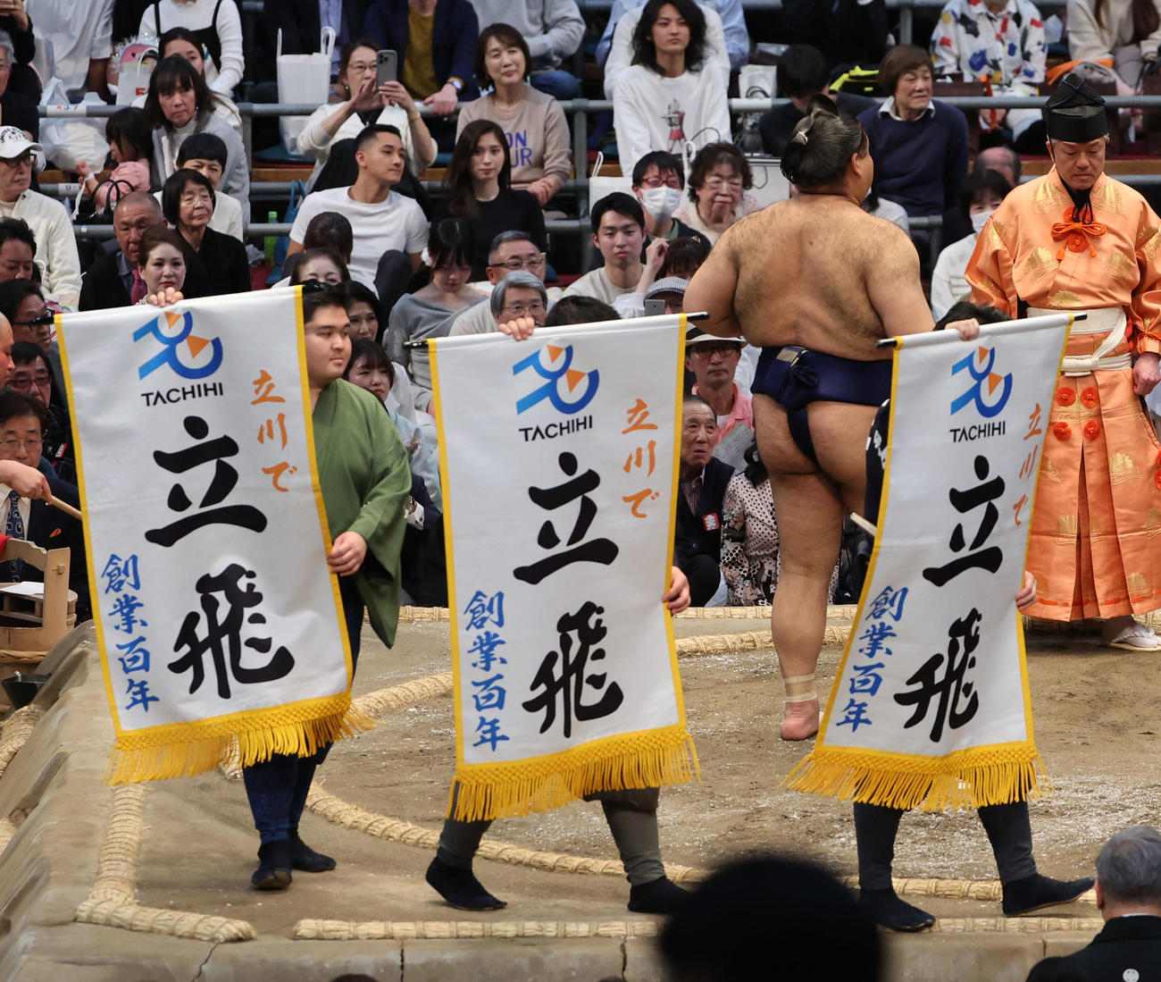 大相撲春場所千秋楽　高安と立川立飛の懸賞幕（撮影・西尾就之）