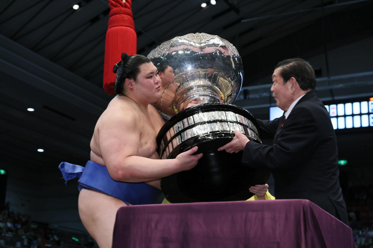 優勝した大の里は内閣総理大臣賞のトロフィーを伊東良孝万博担当大臣から受け取る