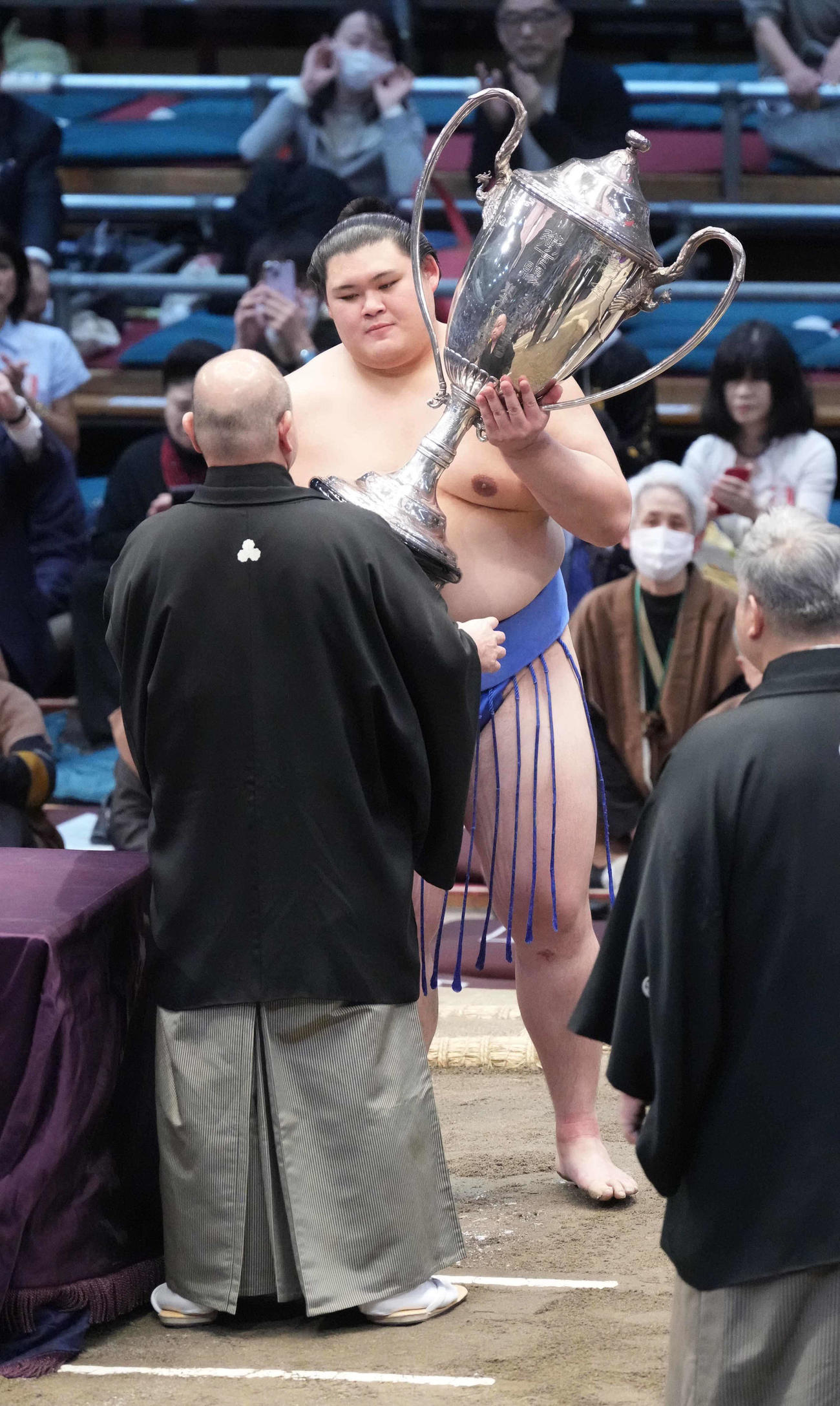 八角理事長（左）から賜杯を受け取る大の里（撮影・小沢裕）