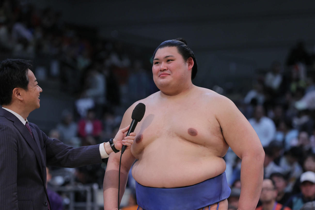 優勝した大の里は場内インタビューに答える