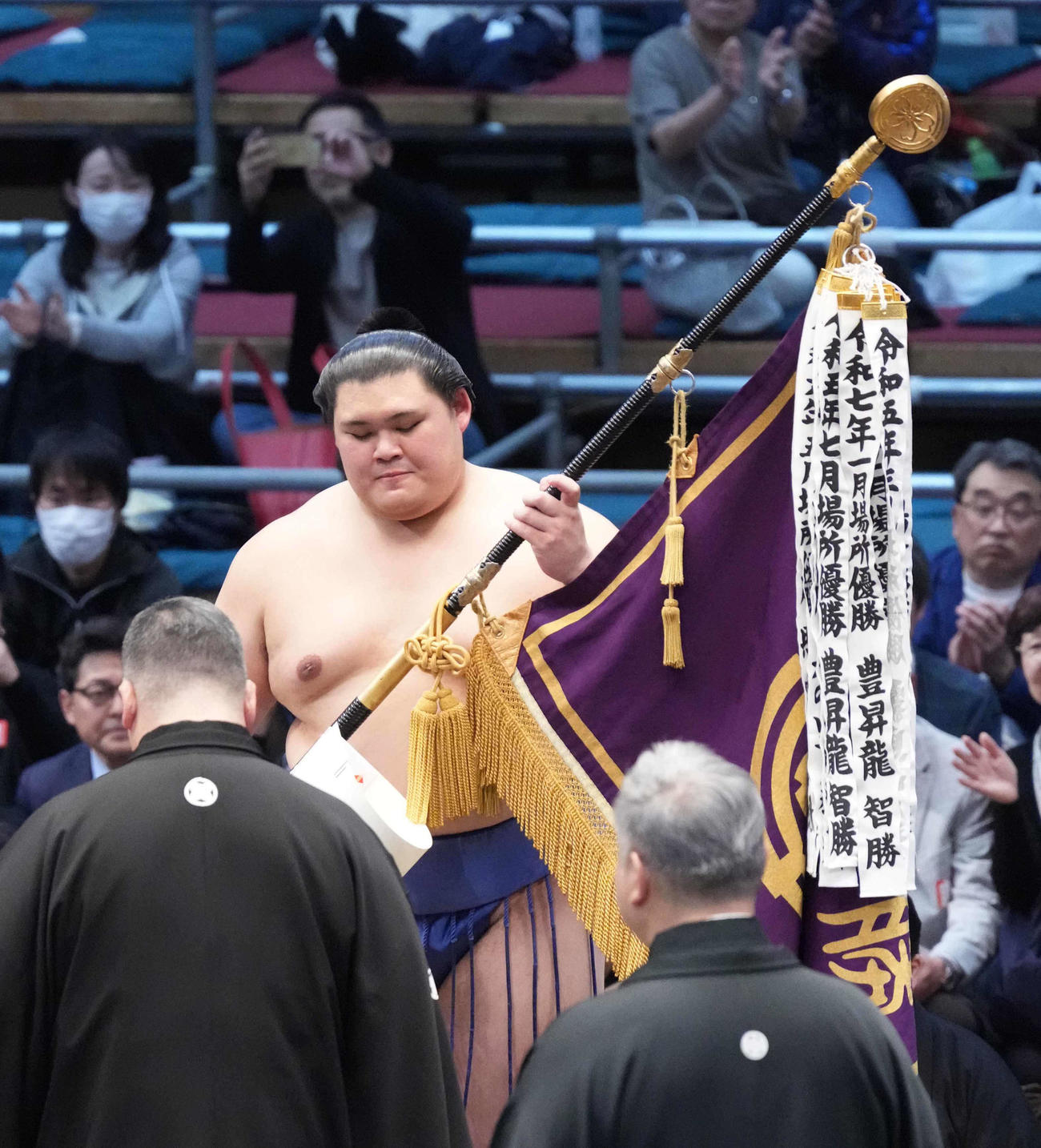 高田川審判部長（左）から優勝旗を受け取る大の里（撮影・小沢裕）