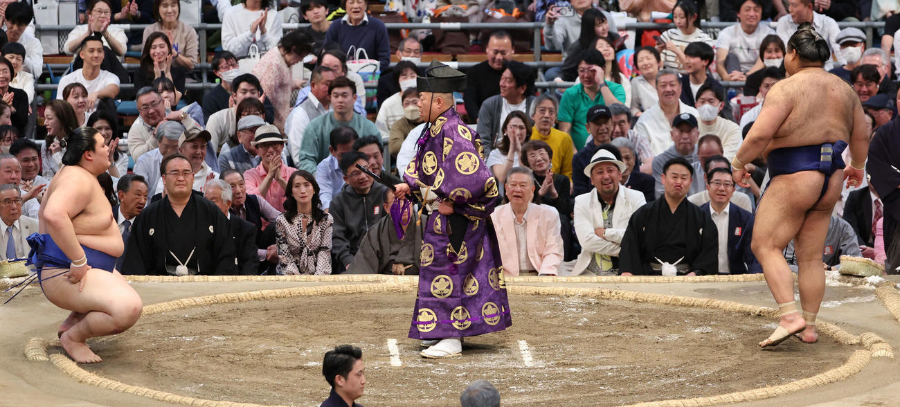 優勝した大の里は勝ち名乗りを受け、高安は引き揚げる（撮影・西尾就之）