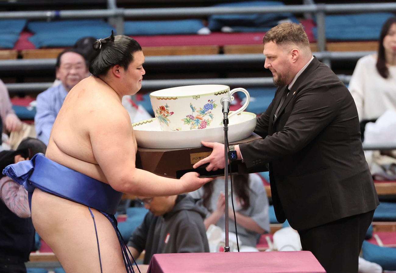 大の里へのハンンガリー国友好杯授与には元舛東欧のトート・アティラ氏が登場した（撮影・西尾就之）
