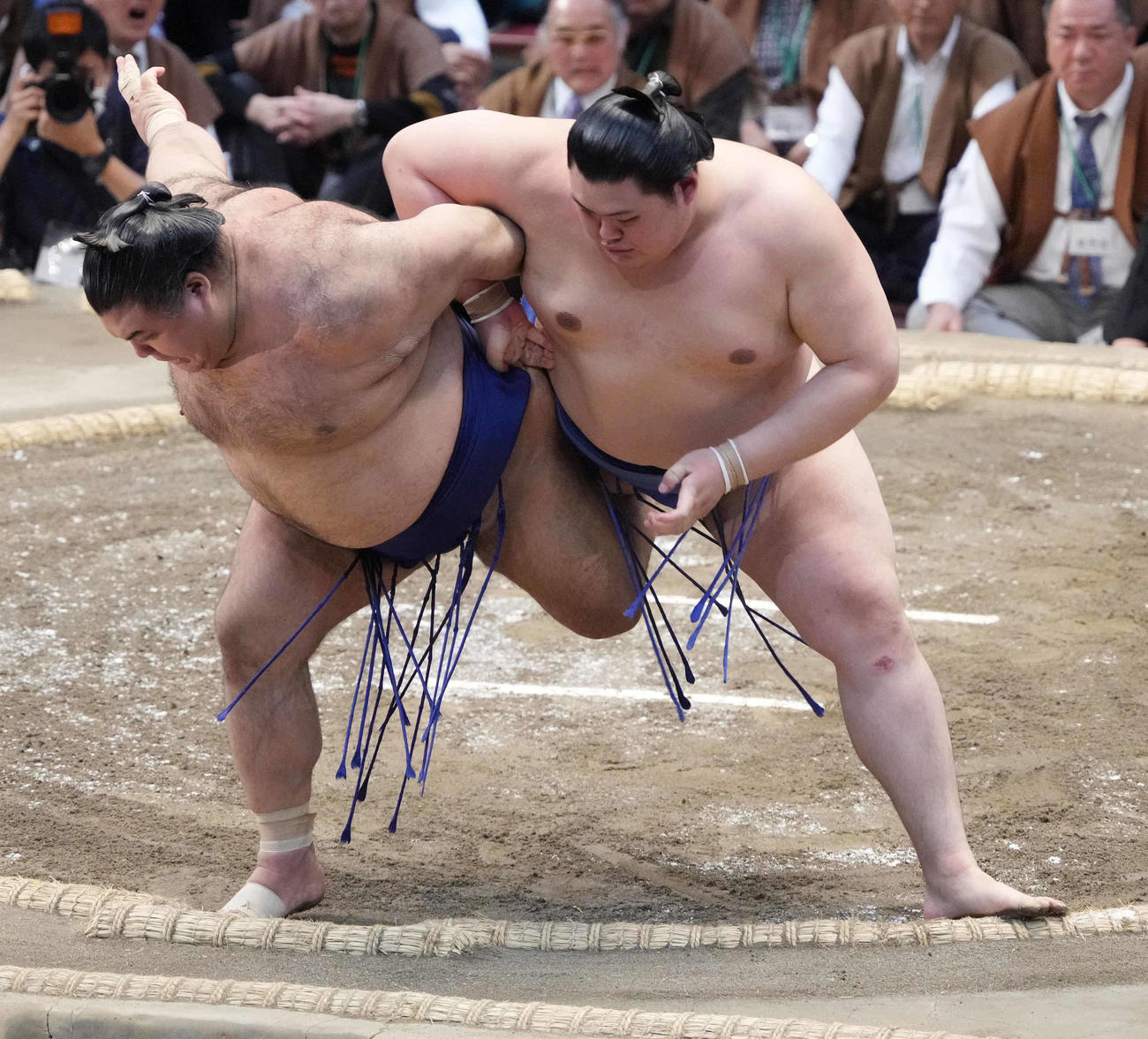 優勝決定戦で大の里（右）は高安を送り出しで破り幕内優勝を飾る（撮影・小沢裕）