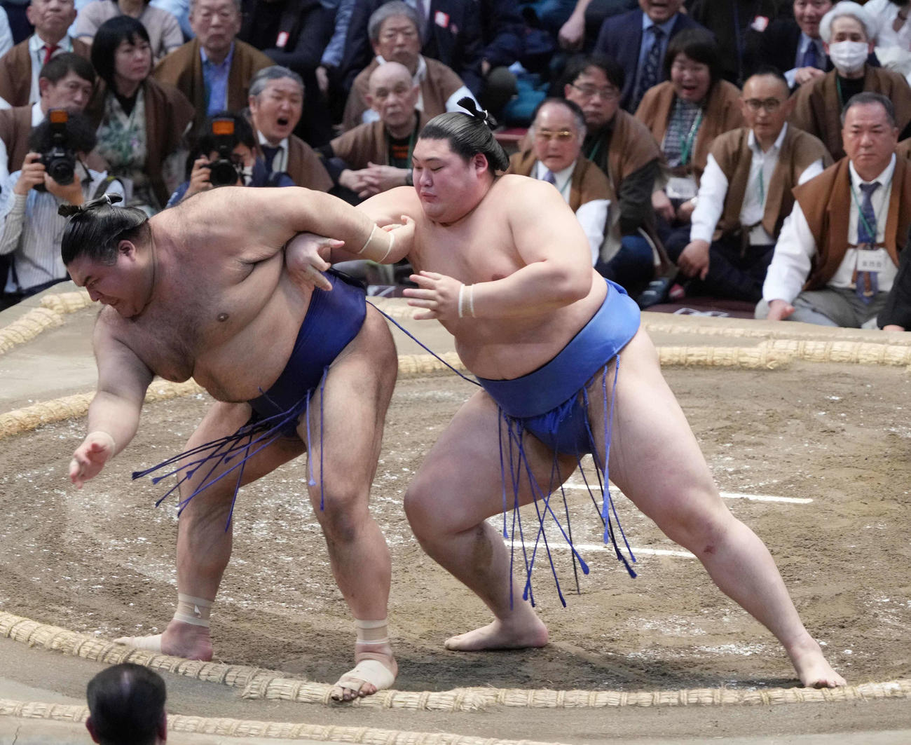 優勝決定戦で大の里（右）は高安を送り出しで破り幕内優勝を飾る（撮影・小沢裕）