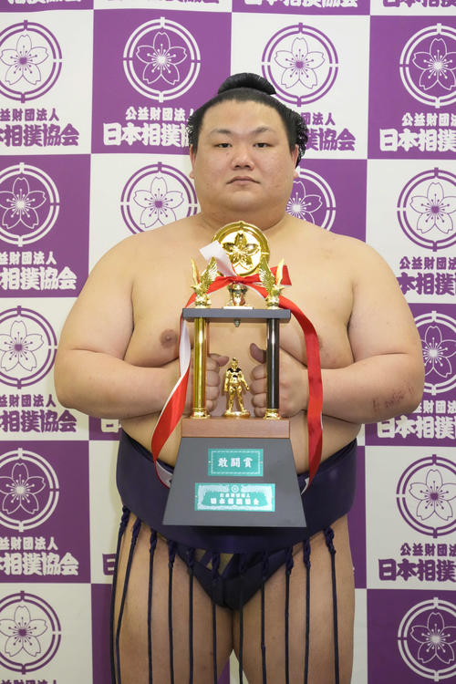 美ノ海が沖縄県勢初の三賞、敢闘賞を獲得「勝ち取った感じですね