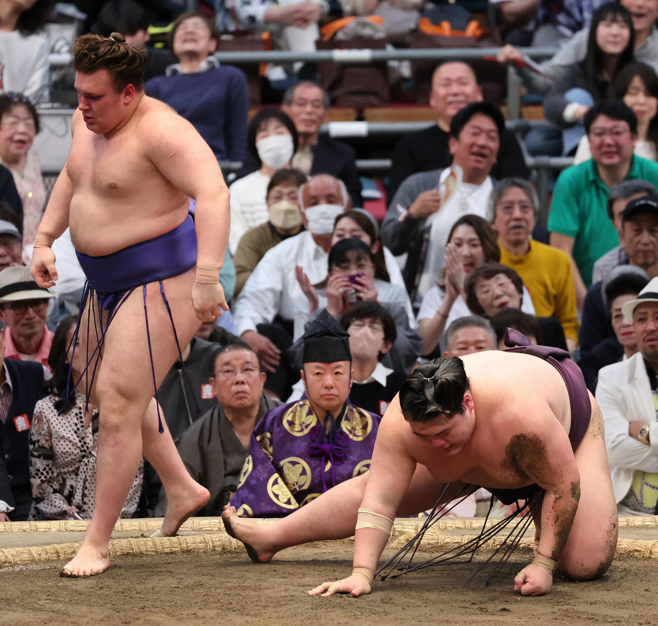 大相撲春場所千秋楽　安青錦は切り返しで王鵬を下す（撮影・西尾就之）＝エディオンアリーナ大阪、2025年3月23日