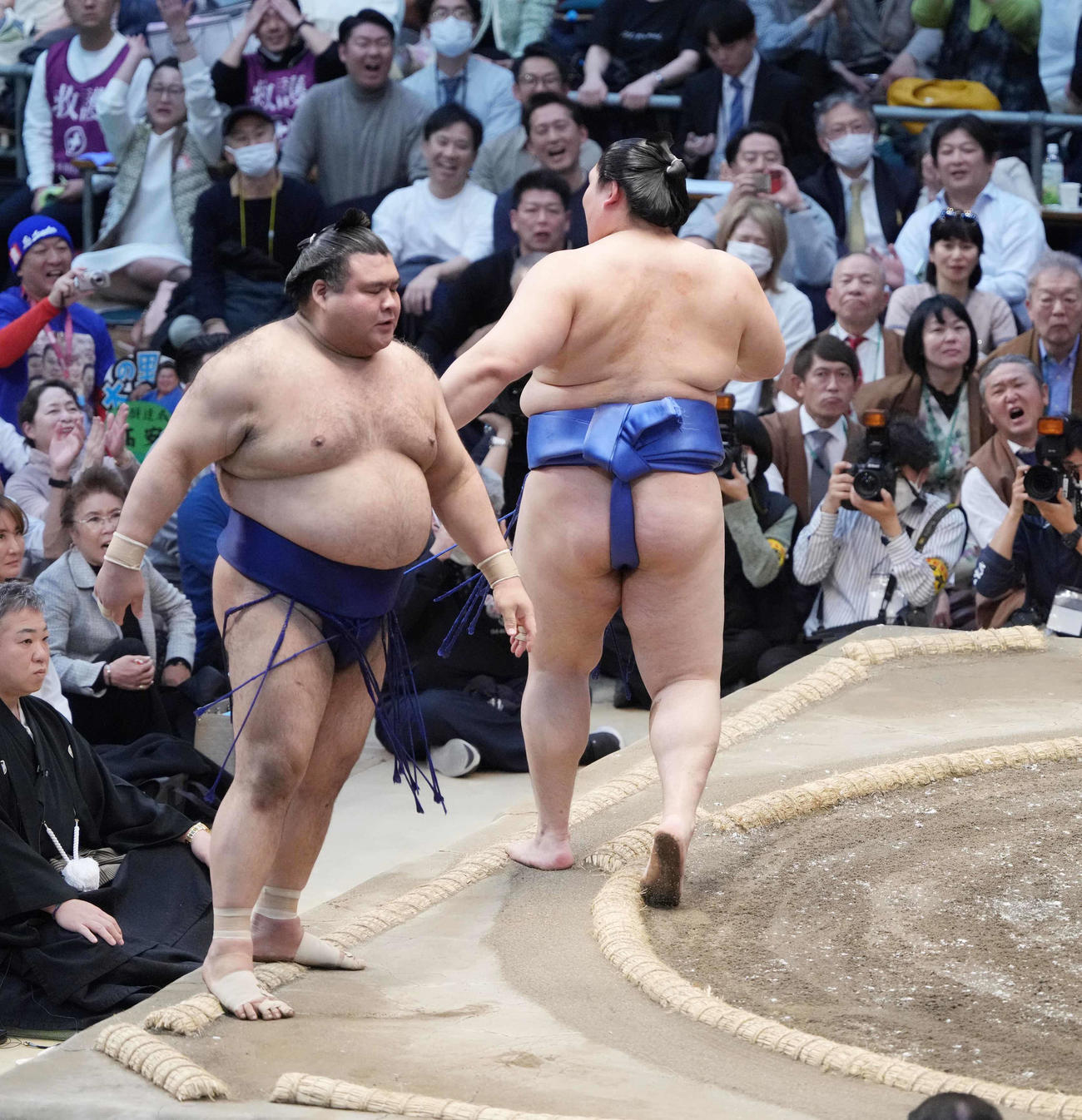 優勝決定戦で大の里（右）に送り出しで敗れぼう然とする高安（撮影・小沢裕）