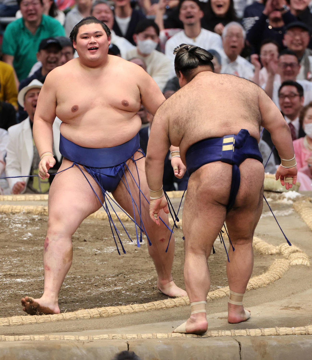 大の里は送り出しで高安下し、優勝を決め、喜びの表情を浮かべる（撮影・西尾就之）