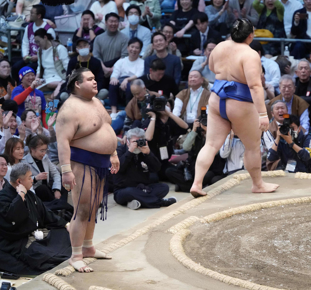 優勝決定戦で大の里（右）に送り出しで敗れぼう然とする高安（撮影・小沢裕）