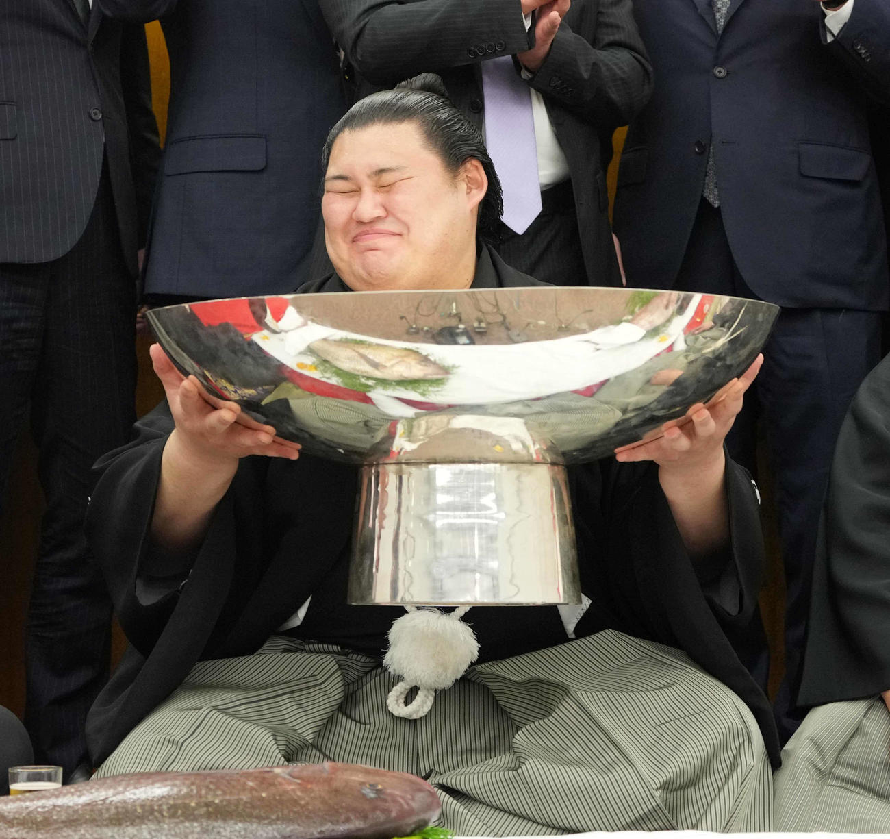 お祝いの酒が注がれた銀杯を手に感無量の表情を浮かべる大の里（撮影・小沢裕）