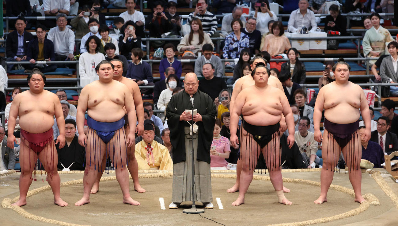 協会あいさつを行う八角理事長（中央）。左から大栄翔、大の里、霧島（1人おいて）琴桜、王鵬（撮影・西尾就之）