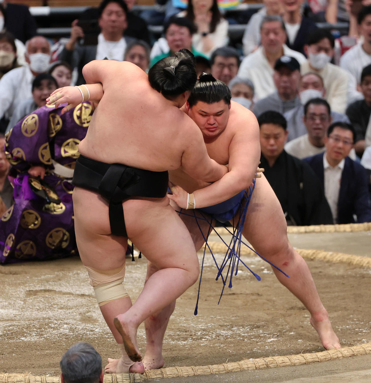 大の里は寄り切りで琴桜を下し3敗を守り、優勝決定戦に持ち込んだ（撮影・西尾就之）