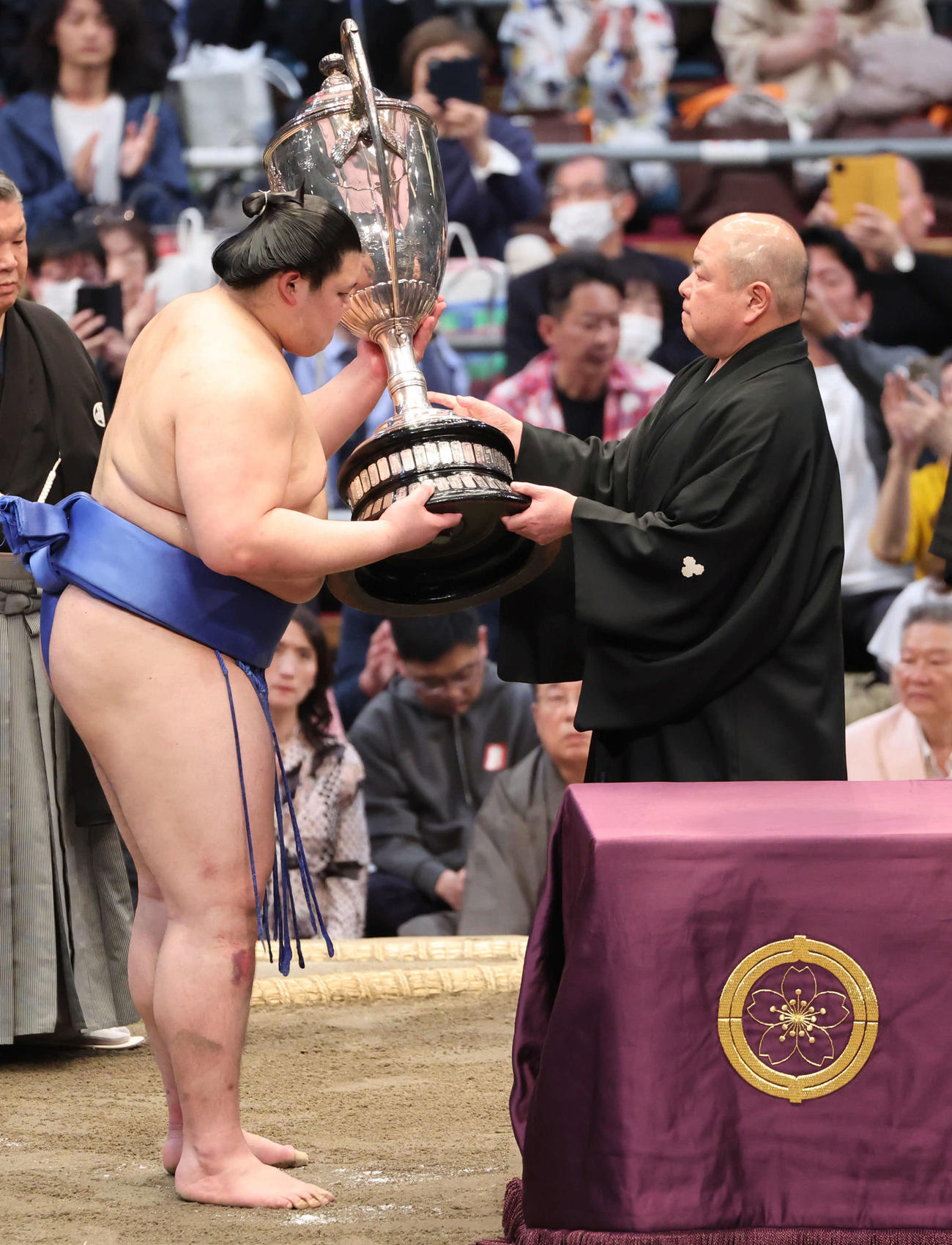 大の里は賜杯を八角理事長から授与される（撮影・西尾就之）