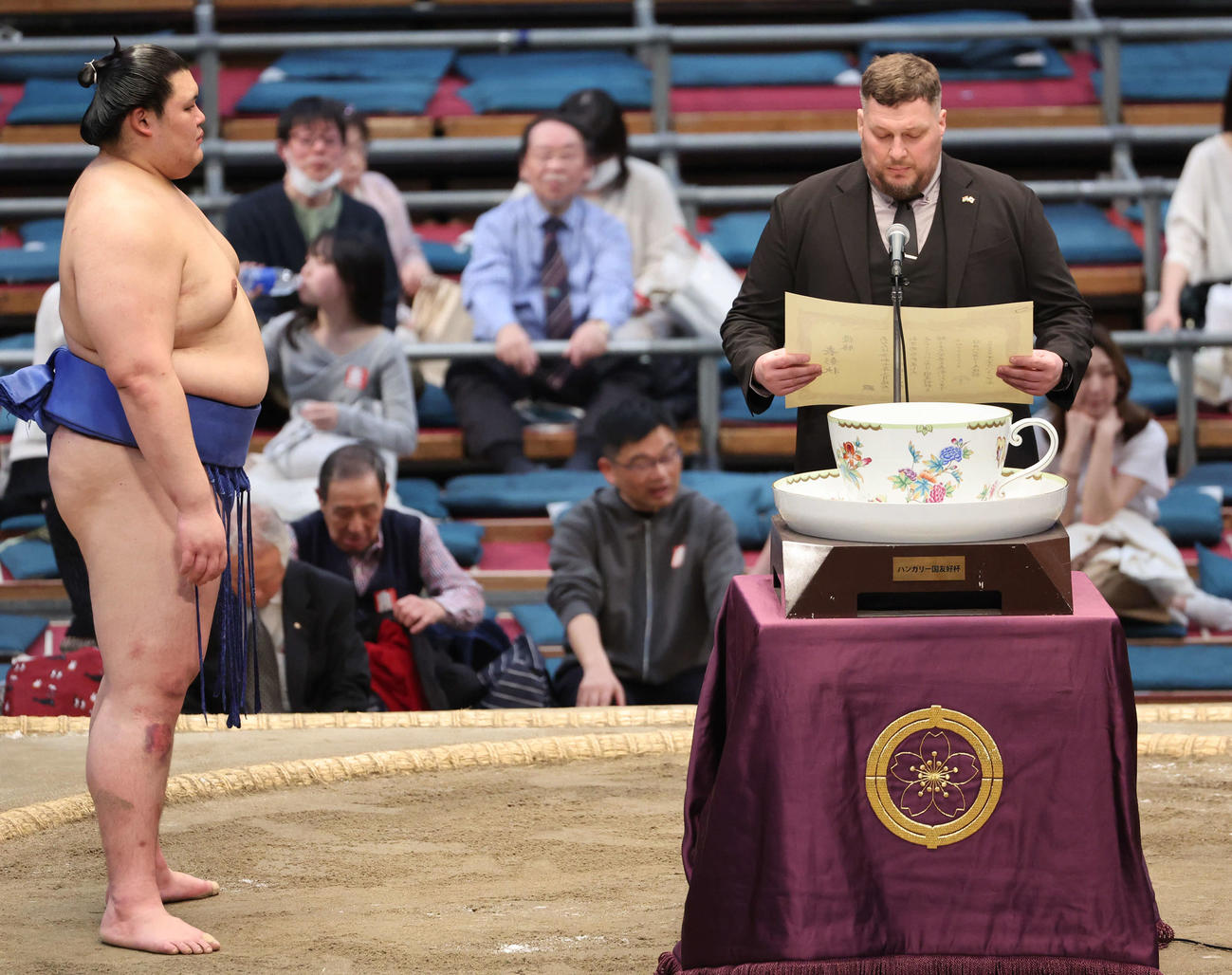 大の里へのハンンガリー国友好杯授与には元舛東欧のトート・アティラ氏が登場した（撮影・西尾就之）