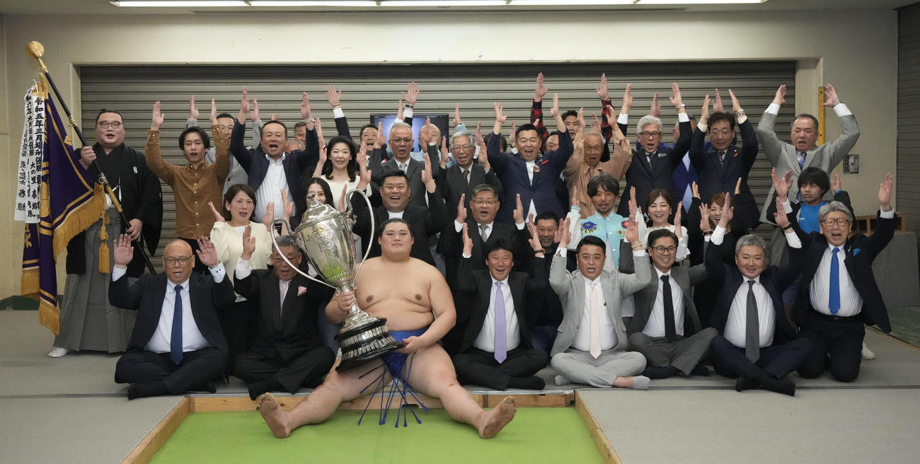 優勝した大の里は支度部屋で関係者のバンザイの祝福を受ける