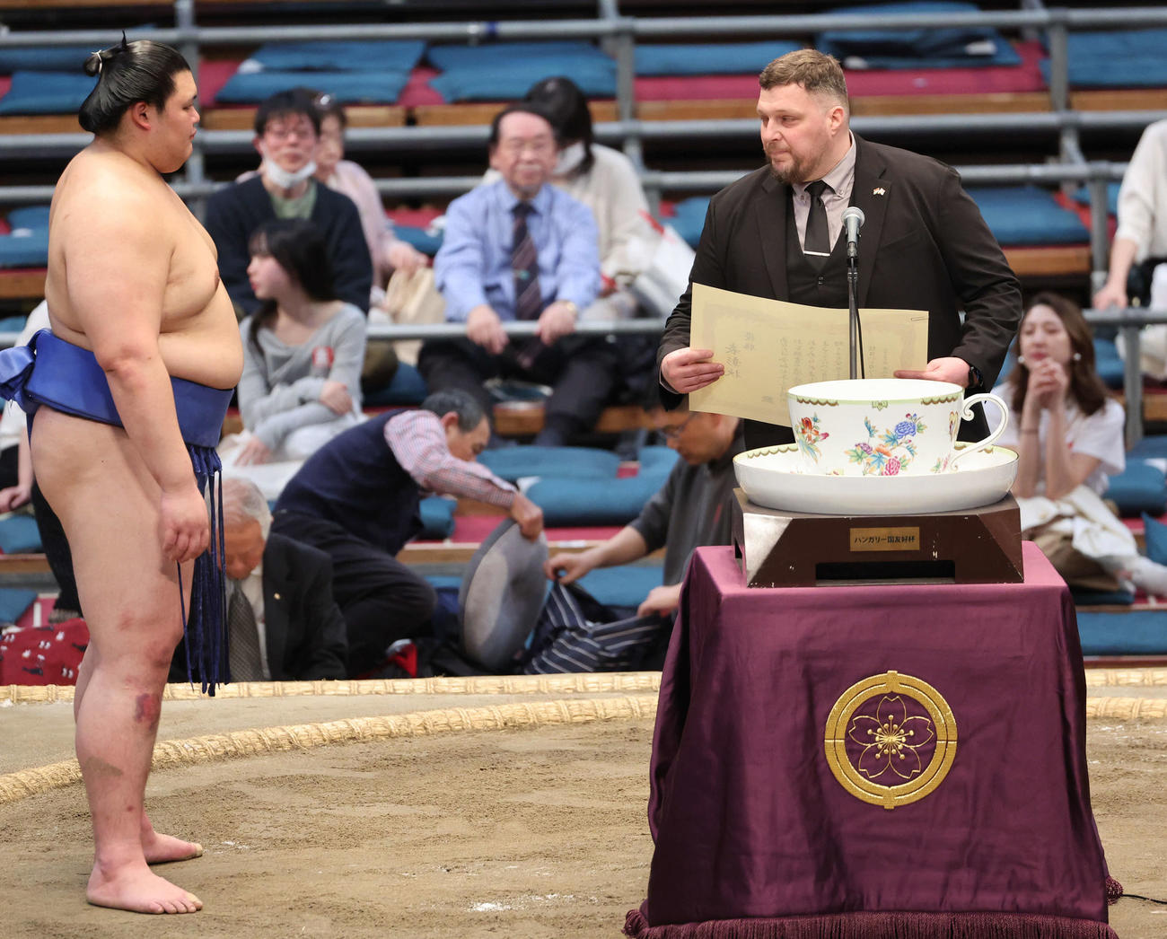 大の里へのハンンガリー国友好杯授与には元舛東欧のトート・アティラ氏が登場した（撮影・西尾就之）