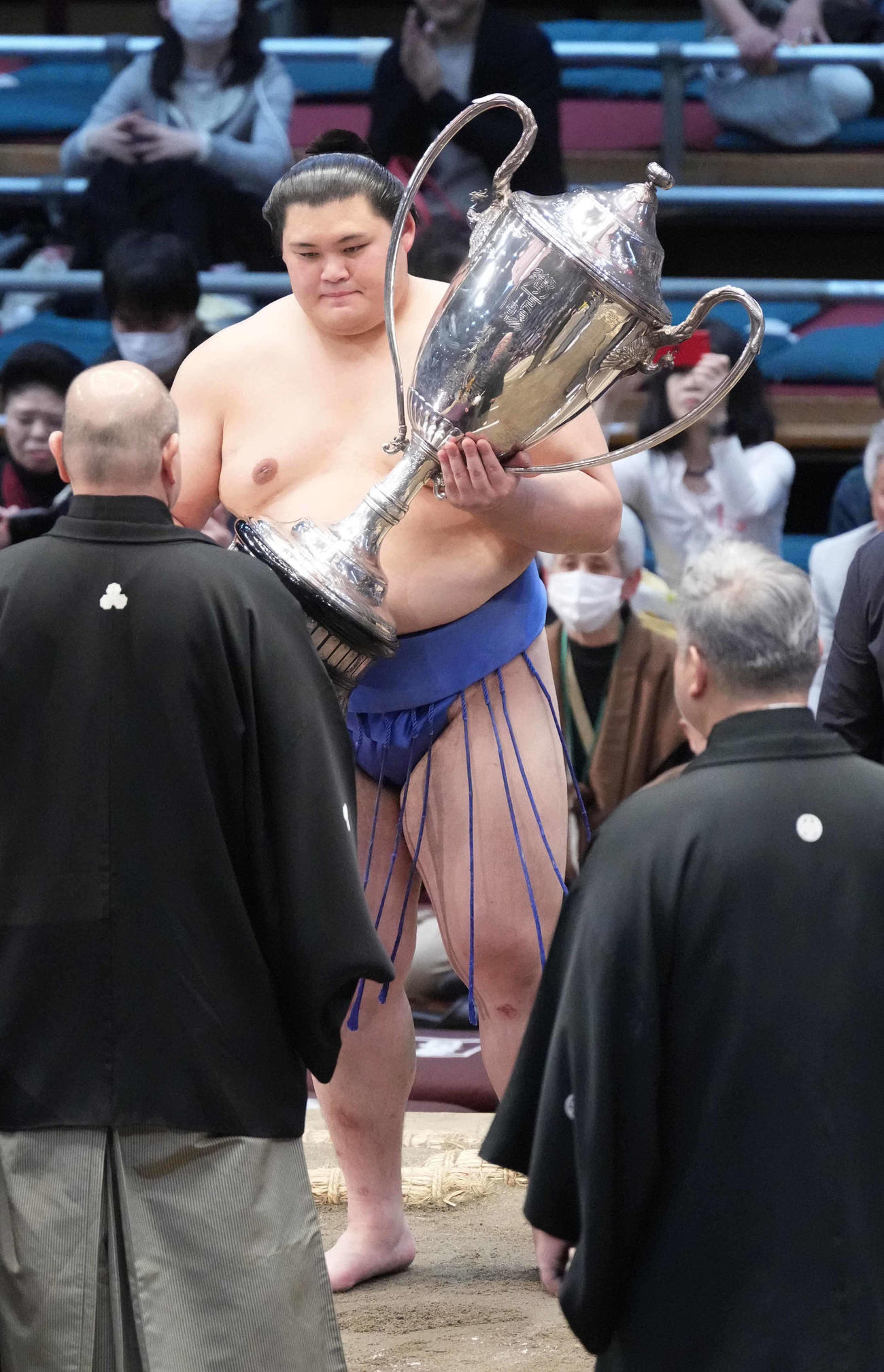 八角理事長（左）から賜杯を受け取る大の里（撮影・小沢裕）
