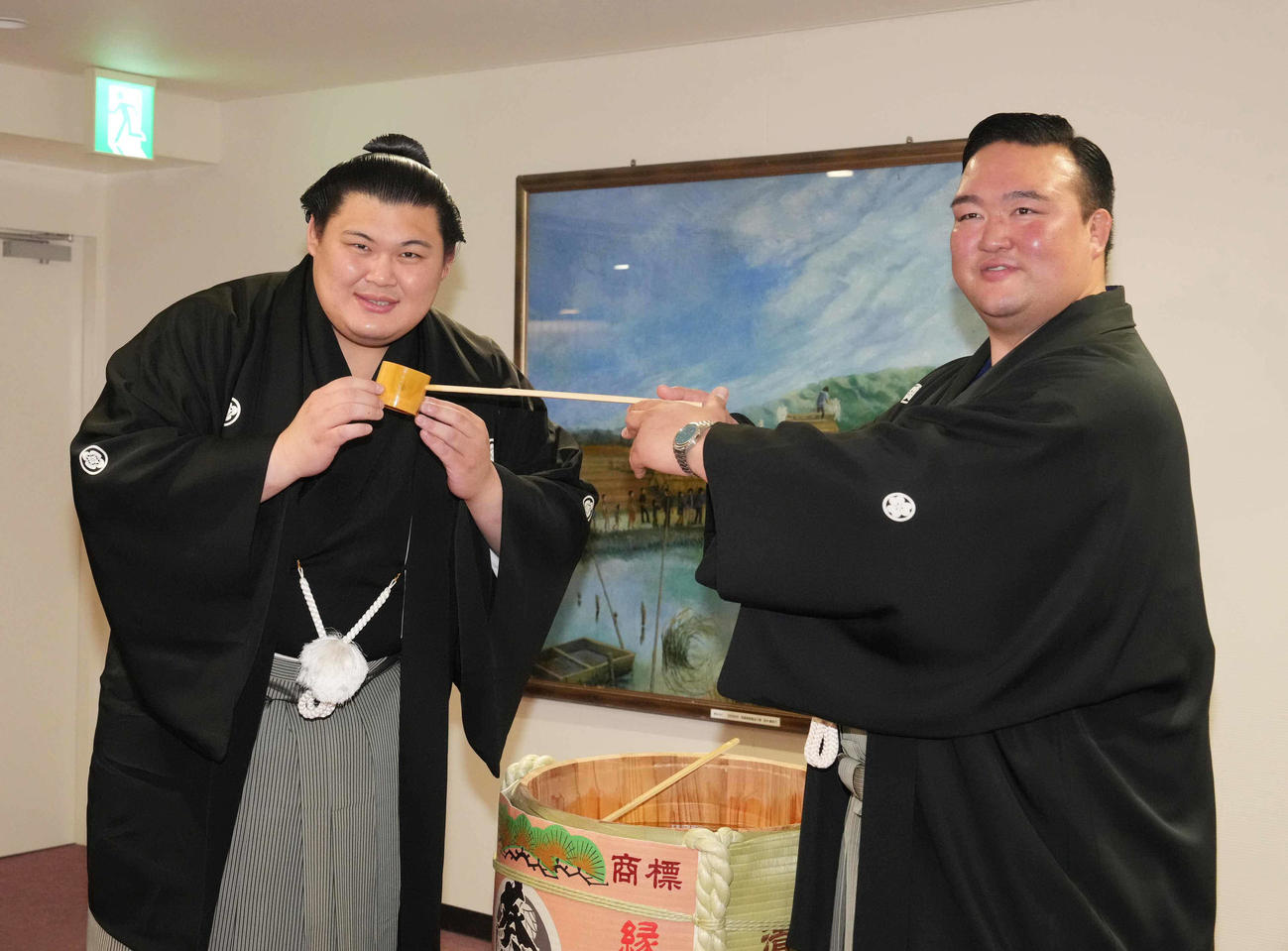 師匠の二所ノ関親方（右）から水をつけてもらう大の里（撮影・小沢裕）