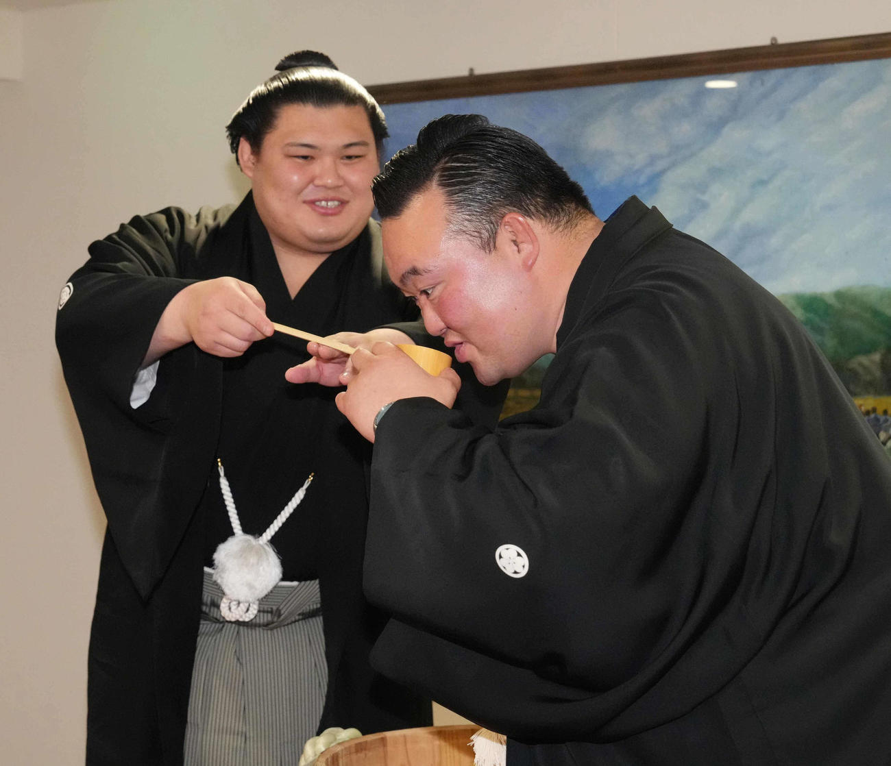 大の里（左）から水をつけてもらう師匠の二所ノ関親方（撮影・小沢裕）