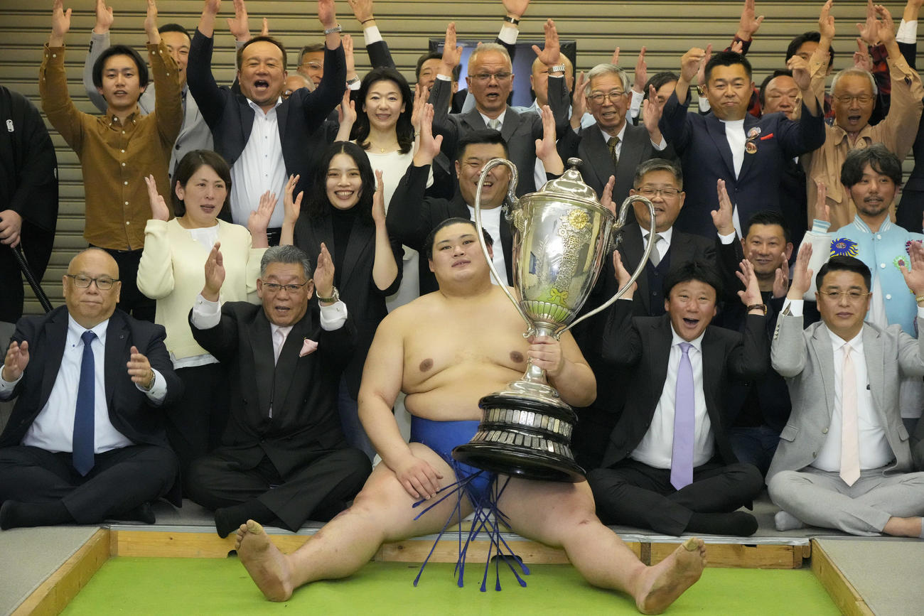 優勝した大の里は支度部屋で関係者のバンザイの祝福を受ける