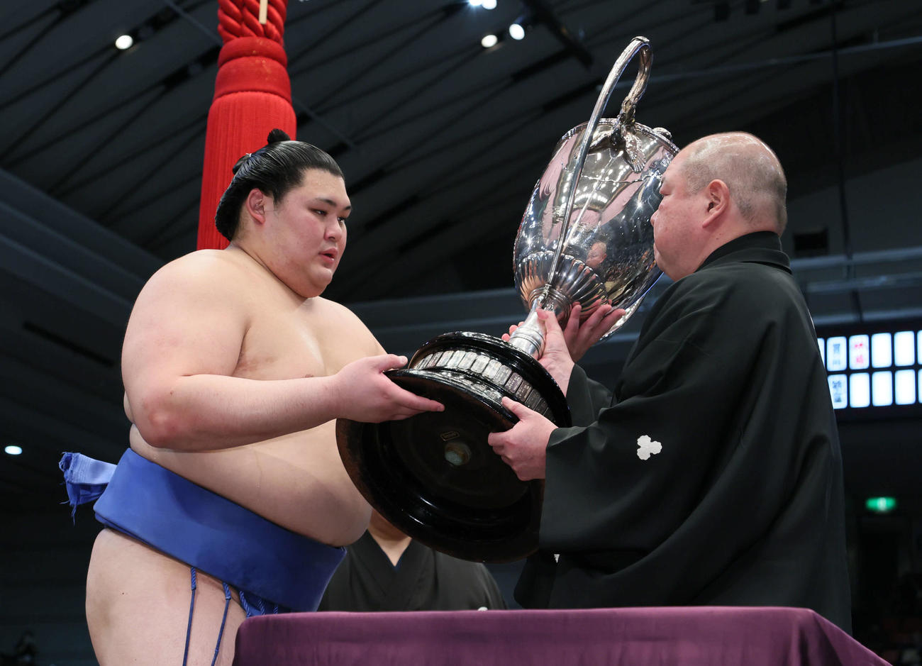 優勝した大の里は八角理事長から賜杯を受け取る