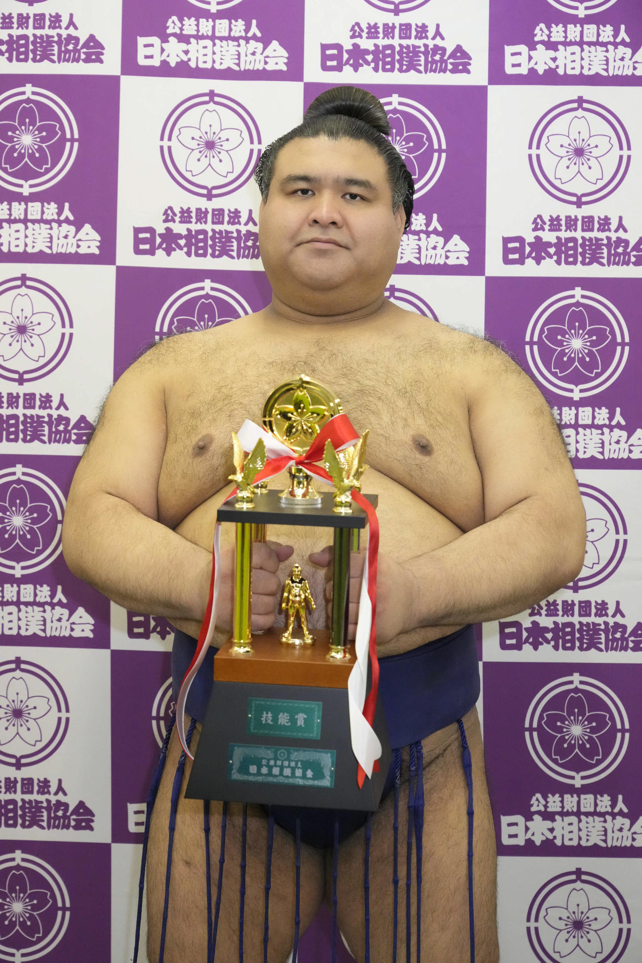 技能賞の高安はトロフィーを持つ