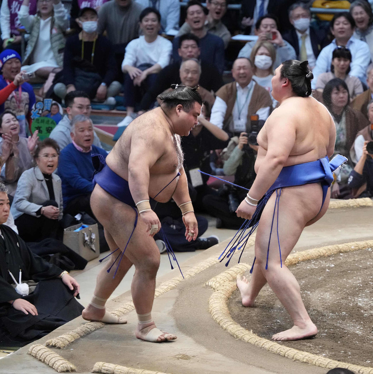 優勝決定戦で大の里（右）に送り出しで敗れぼう然とする高安（撮影・小沢裕）