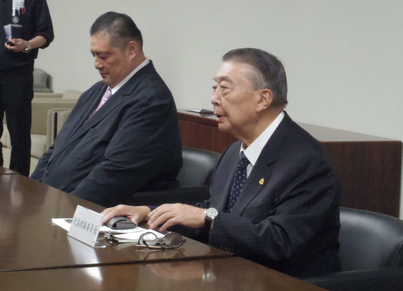横綱審議委員会（横審）の大島理森委員長（手前）と日本相撲協会の佐渡ケ嶽広報部長（元関脇琴ノ若）