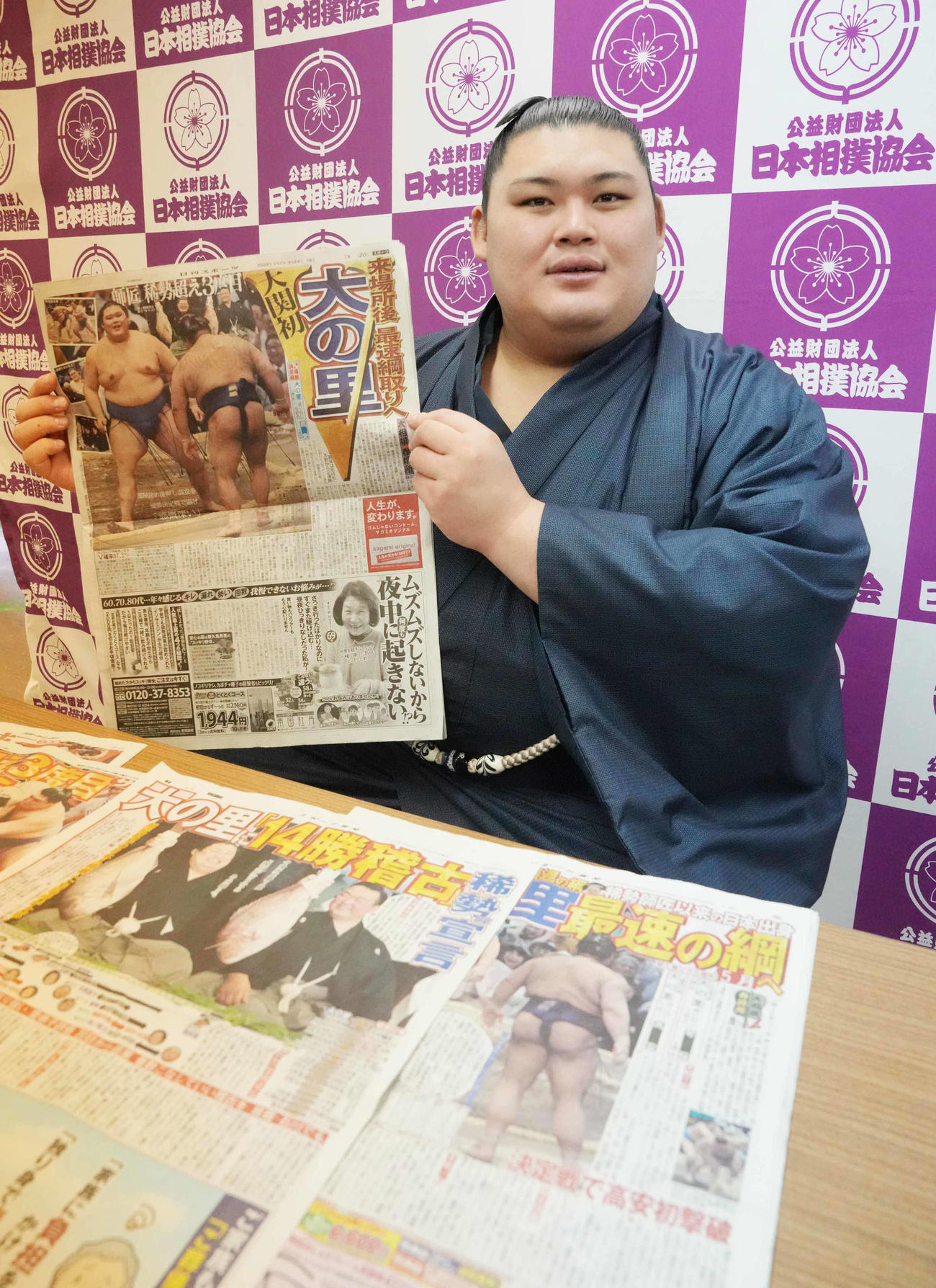 優勝一夜明けで優勝を報じた本紙を手にする大の里（撮影・小沢裕）