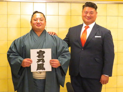 新十両の宮城改め宮乃風「気迫ある相撲を」 故郷・沖縄の小中学生の