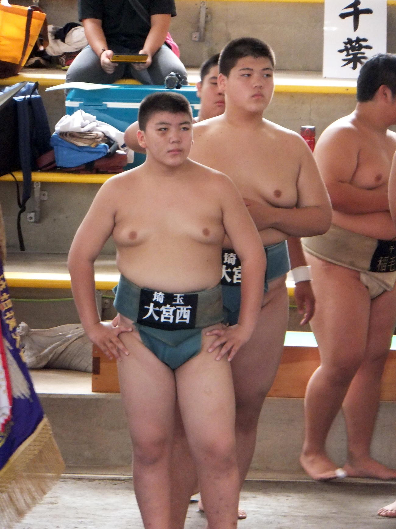 中学1年時に中3の兄王鵬（右）と試合に臨む夢道鵬（家族提供）