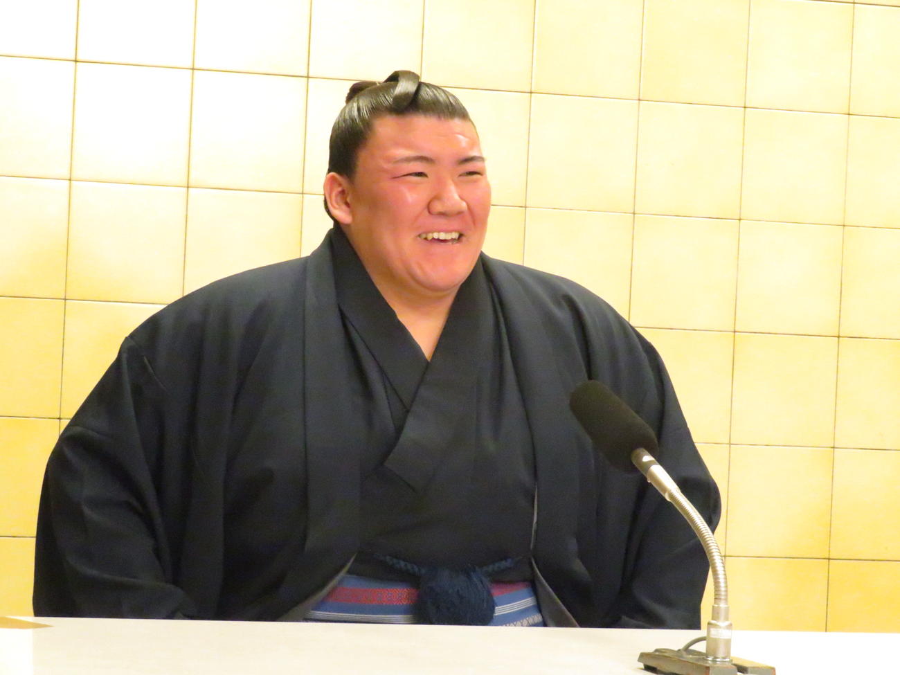 新十両会見で笑顔を見せる夢道鵬