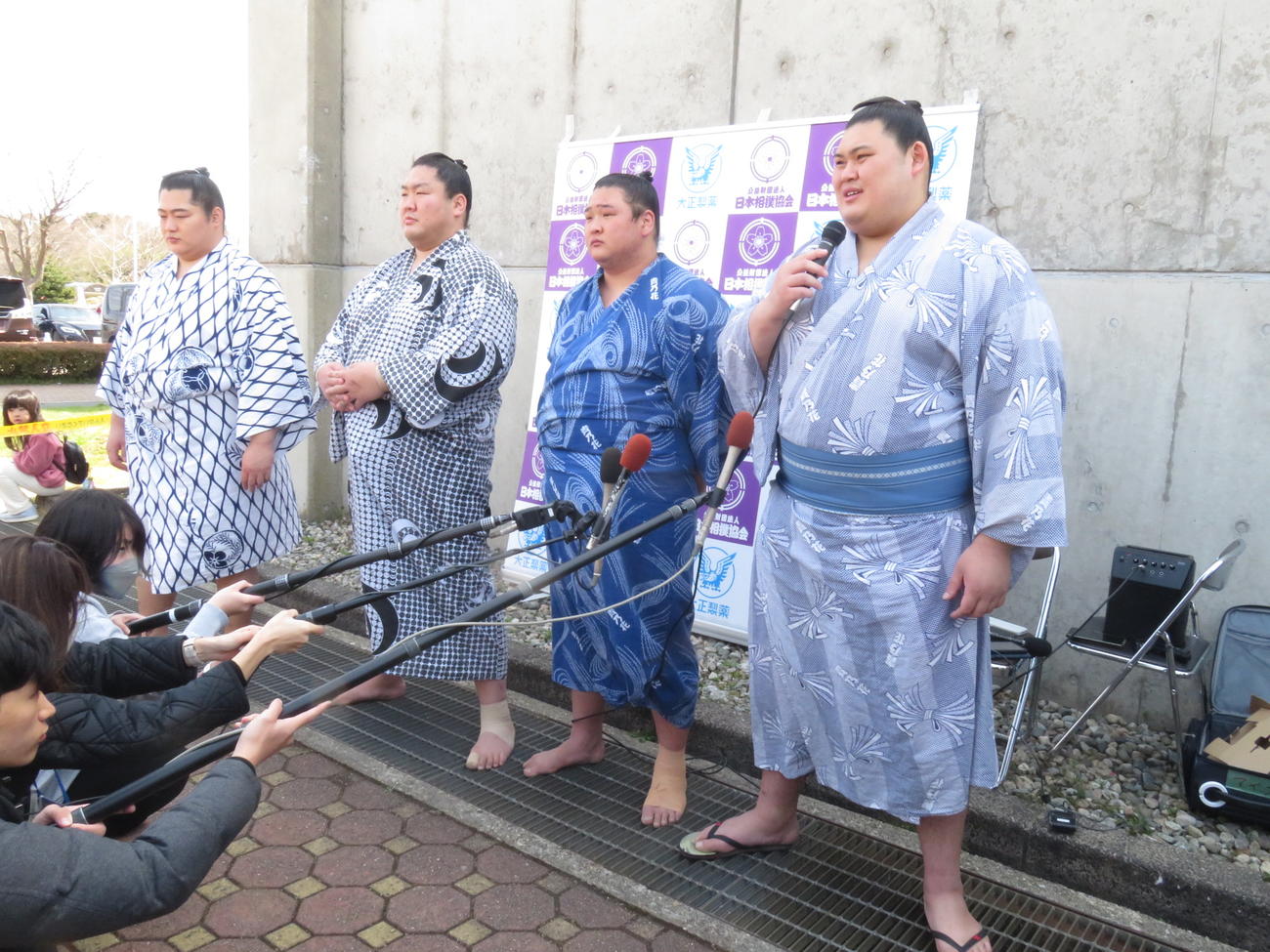 石川・七尾市の巡業会場で、取材に応じた右から大の里、欧勝海、輝、遠藤