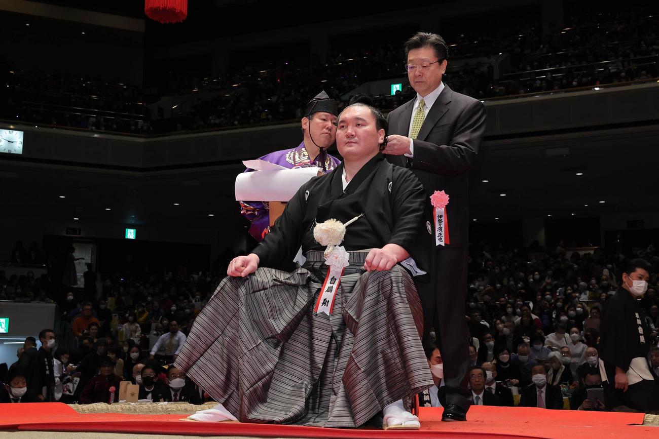 23年1月、断髪式で、宮城野親方（元横綱・白鵬）のマゲにハサミを入れる伊勢ケ浜親方