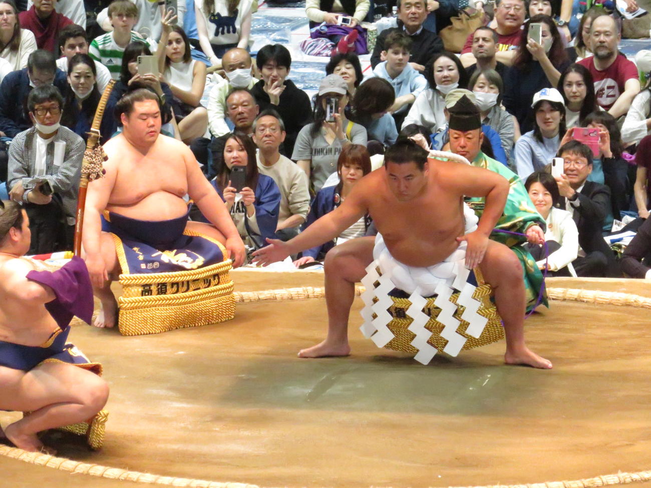 大田区で行われた巡業で土俵入りを披露した豊昇龍。土俵左から太刀持ちの平戸海、露払いの明生