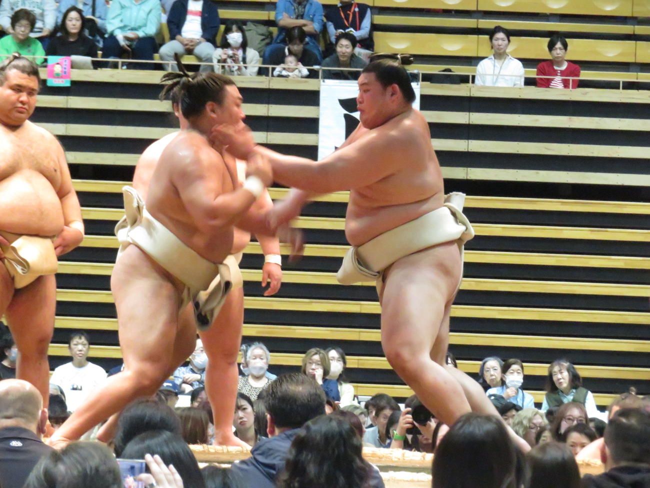 大田区で行われた巡業の朝稽古で、霧島（手前左）と相撲を取る稽古を繰り返した大の里（同右）