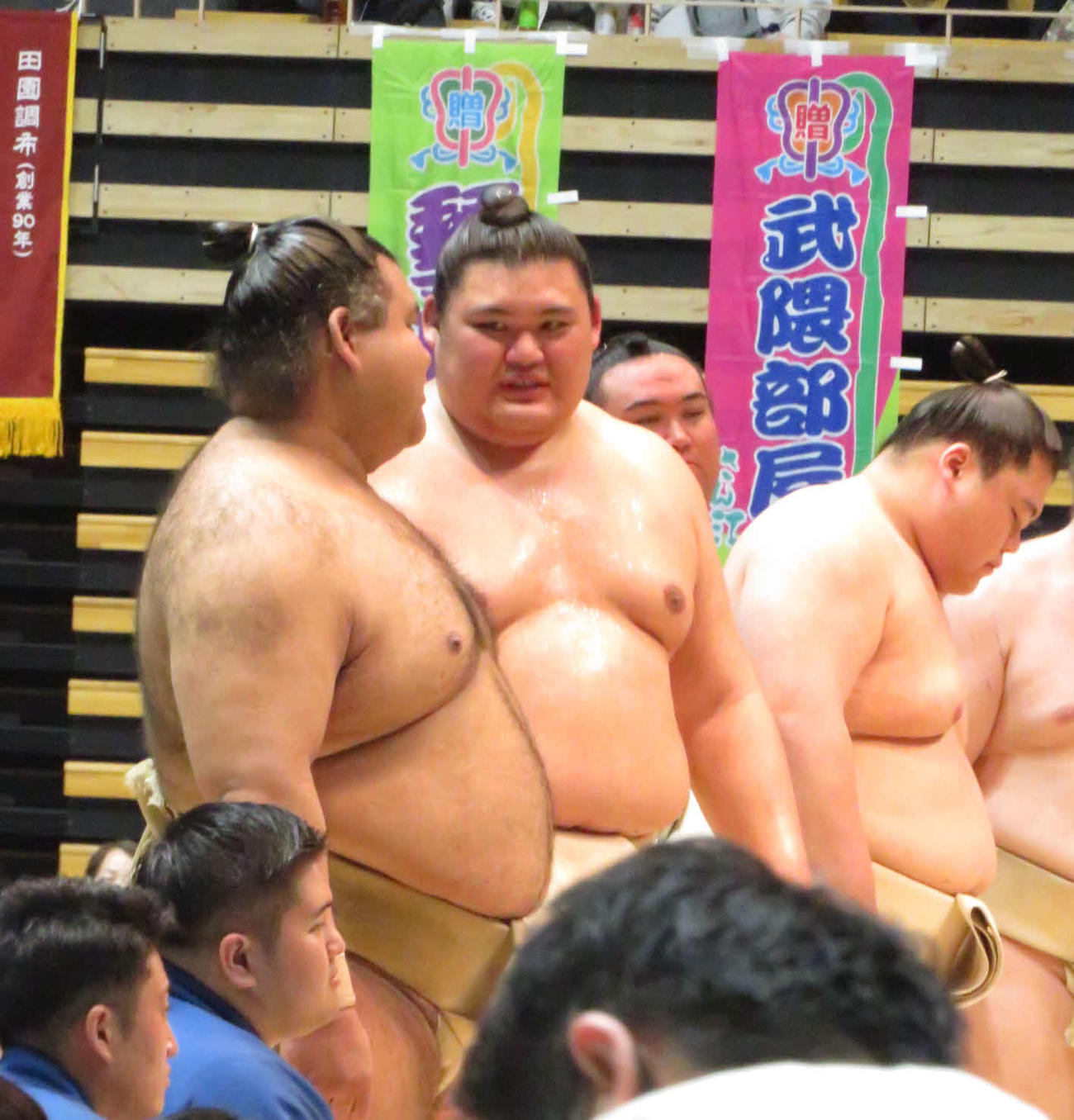 大田区で行われた巡業の朝稽古で、高安（左橋）からアドバイスを受けた大の里（左から2人目）
