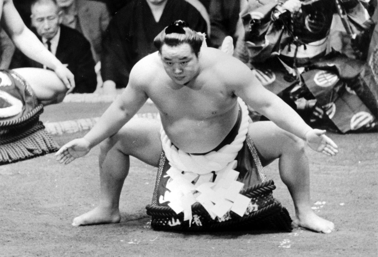 土俵入りする第51代横綱玉の海さん（1970年3月撮影）