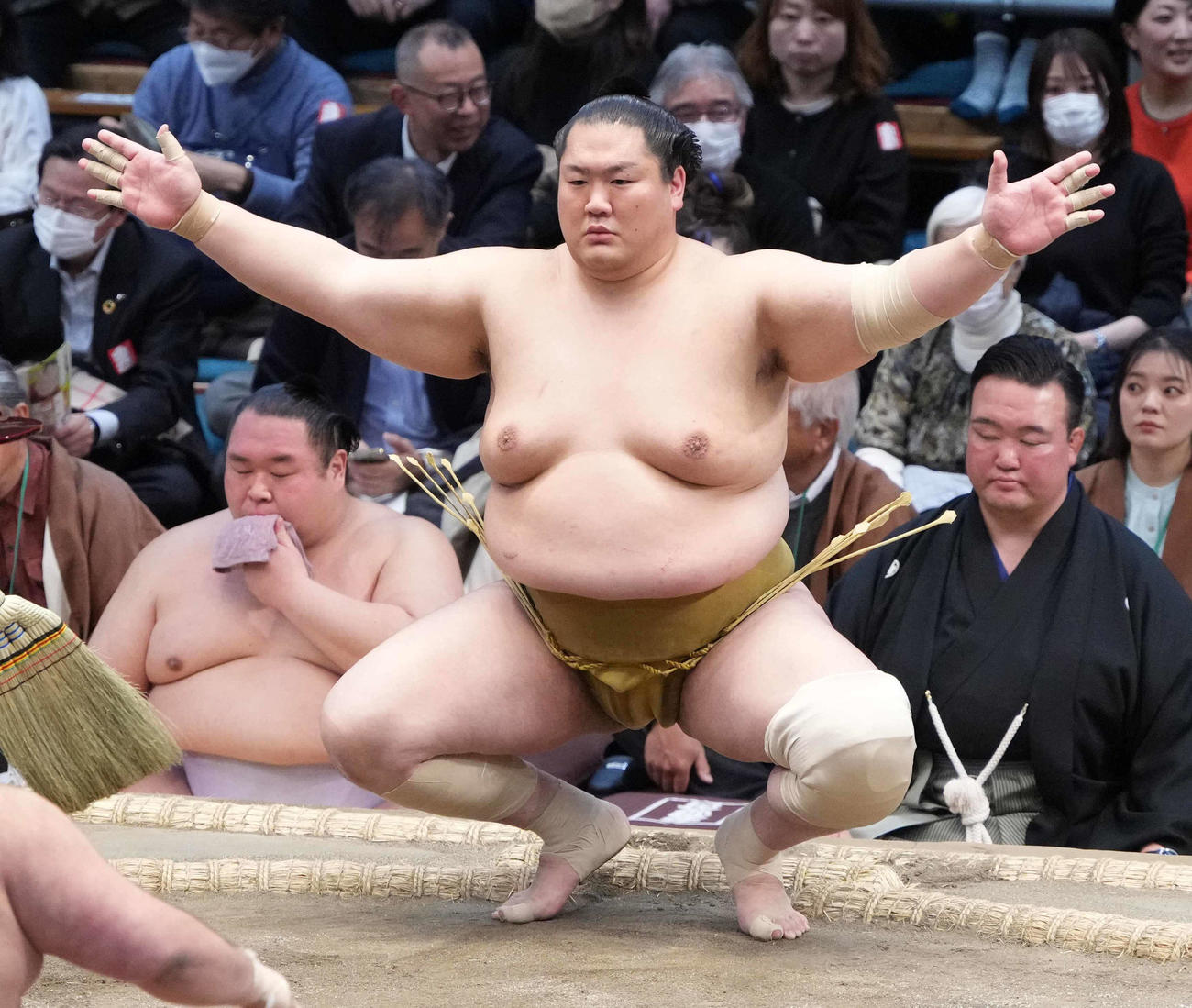 塵手水（ちりちょうず）を切る輝（2025年3月18日撮影）