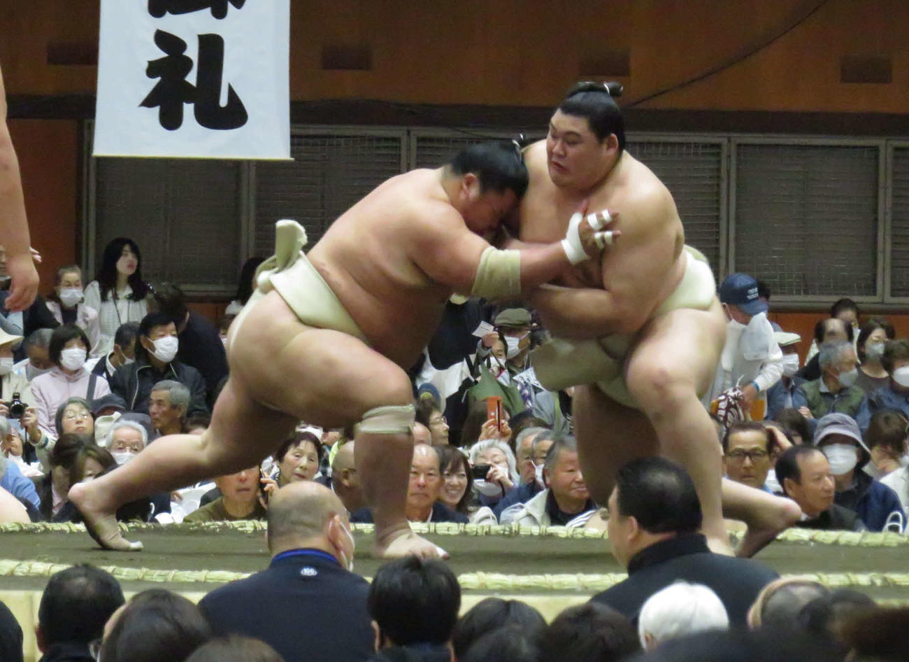 茨城・鉾田市で行われた巡業の朝稽古で、大栄翔（左）と相撲を取る稽古を繰り返した大の里