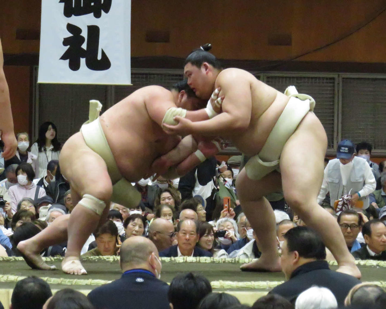 茨城・鉾田市で行われた巡業の朝稽古で、大栄翔（左）と相撲を取る稽古を繰り返した大の里
